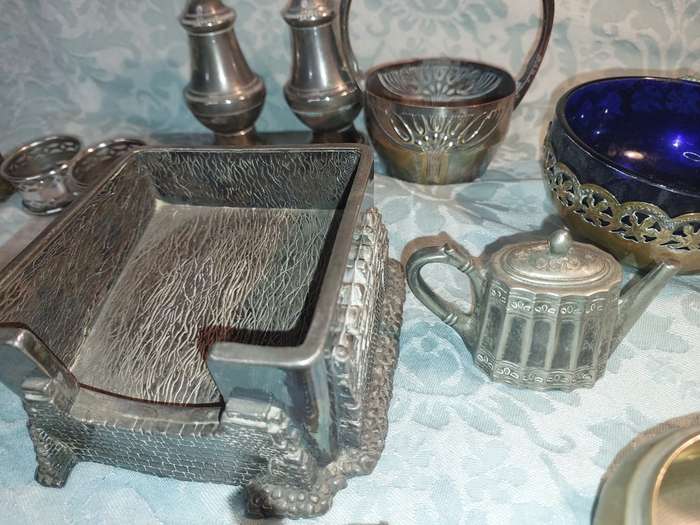 A VINTAGE AND ANTIQUE JOB LOT COLLECTION OF KITCHENALIA AND SILVERPLATED ORNAMENTS