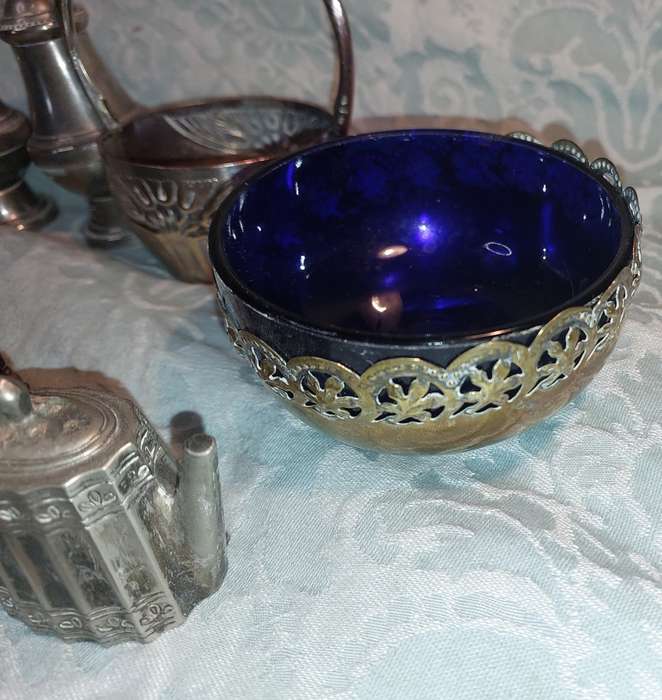 A VINTAGE AND ANTIQUE JOB LOT COLLECTION OF KITCHENALIA AND SILVERPLATED ORNAMENTS