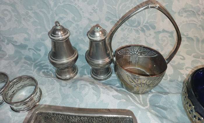 A VINTAGE AND ANTIQUE JOB LOT COLLECTION OF KITCHENALIA AND SILVERPLATED ORNAMENTS