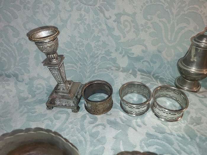 A VINTAGE AND ANTIQUE JOB LOT COLLECTION OF KITCHENALIA AND SILVERPLATED ORNAMENTS