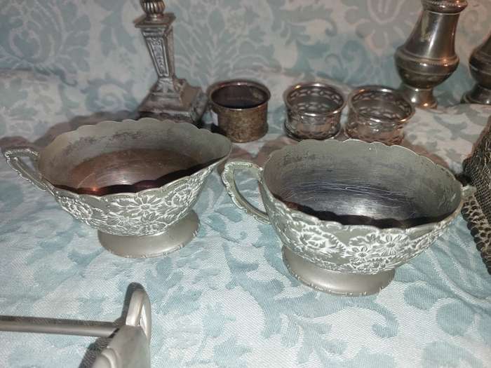 A VINTAGE AND ANTIQUE JOB LOT COLLECTION OF KITCHENALIA AND SILVERPLATED ORNAMENTS