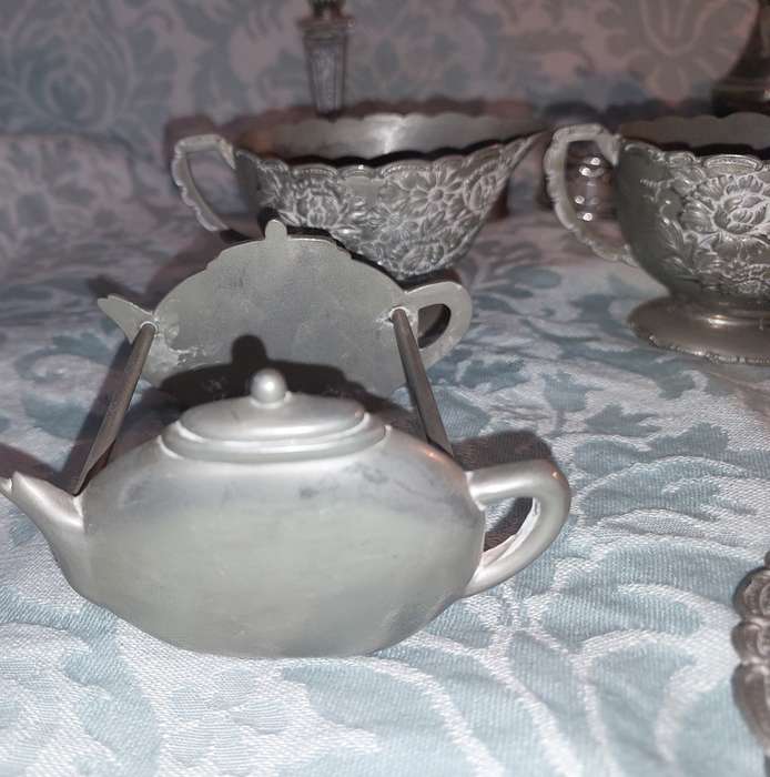 A VINTAGE AND ANTIQUE JOB LOT COLLECTION OF KITCHENALIA AND SILVERPLATED ORNAMENTS