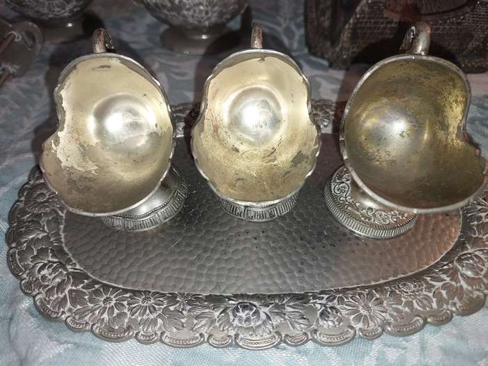 A VINTAGE AND ANTIQUE JOB LOT COLLECTION OF KITCHENALIA AND SILVERPLATED ORNAMENTS