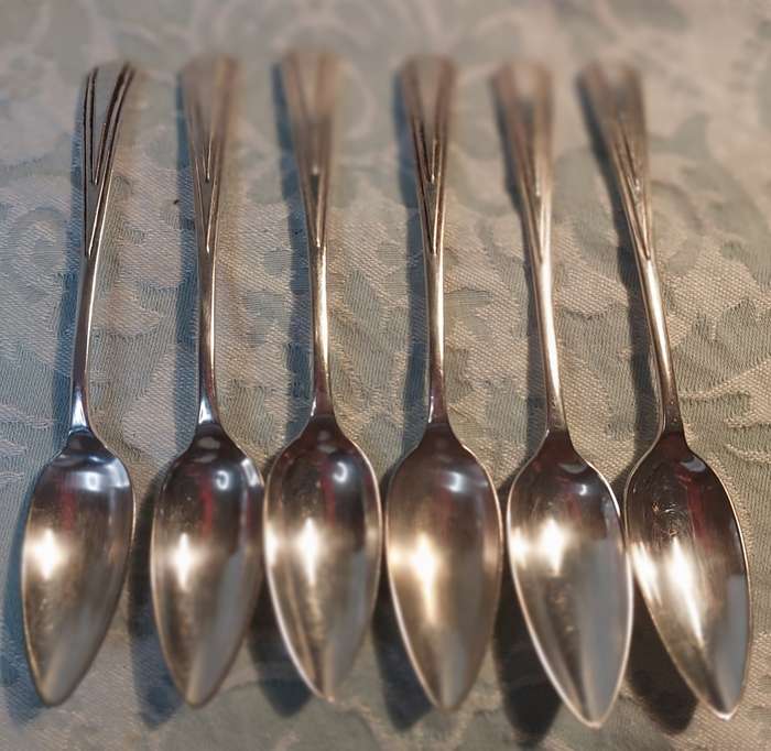 A VINTAGE SET TEASPOONS MADE IN ENGLAND EPNS SOLD AS IS