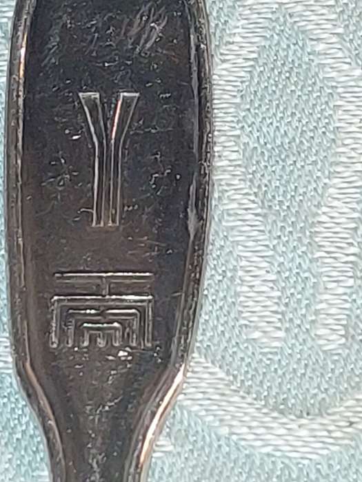 A VINTAGE COLLECTION OF CUTLERY SOLD AS IS
