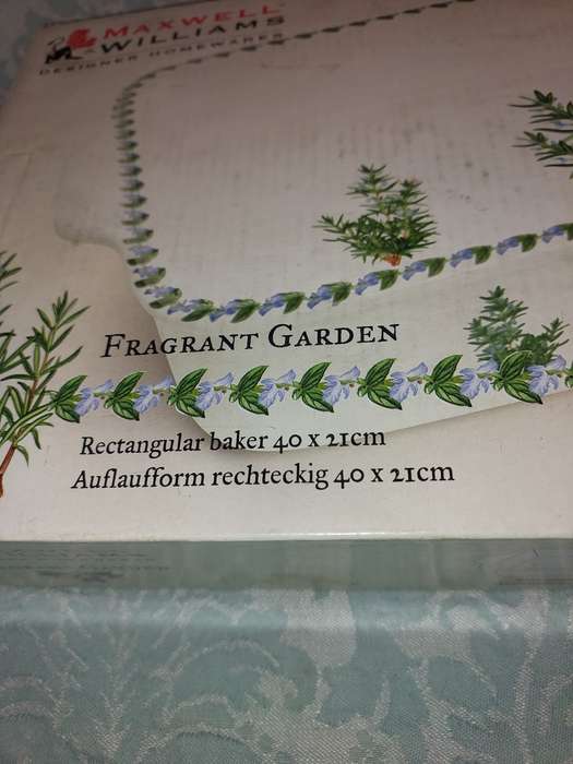 A MAXWELL AND WILLIAMS FRAGRANT GARDEN BAKING DOWL