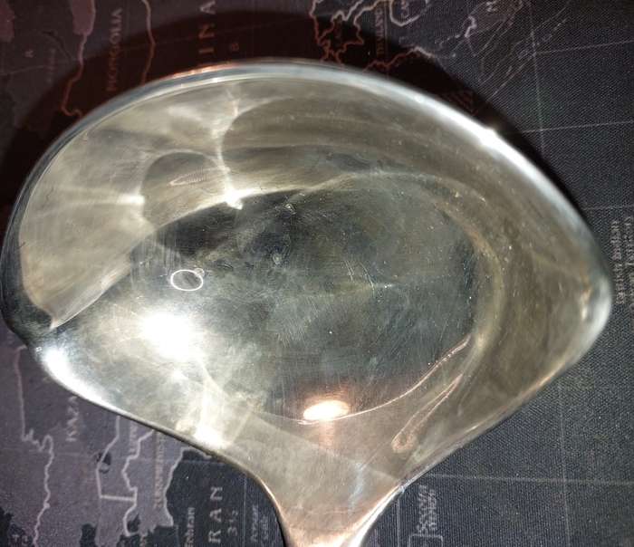 A SOLID SILVER PLATED SOUP LADLE APPROXIMATELY 33 CENTIMETERS IN LENGTH