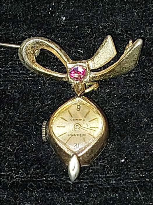 AN ANTIQUE SWISS-MADE ATLANTIC 17 JEWELS BROOCHE WATCH WITH A RUBY STONE