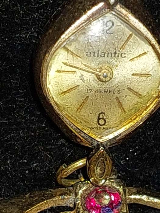 AN ANTIQUE SWISS-MADE ATLANTIC 17 JEWELS BROOCHE WATCH WITH A RUBY STONE