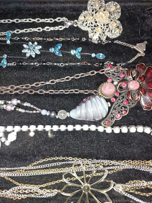A VINTAGE COLLECTION GOLDPLATED AND SILVER PLATED WITH DIAMANTE STONES JEWELRY