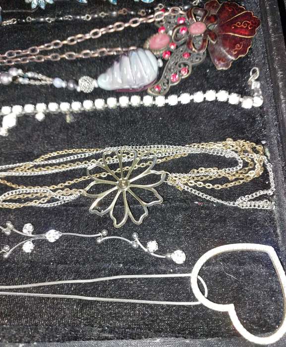 A VINTAGE COLLECTION GOLDPLATED AND SILVER PLATED WITH DIAMANTE STONES JEWELRY