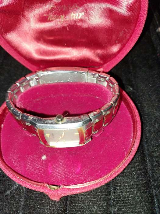 A VINTAGE WOMAN FOSSIL STEEL AND GOLD RECTANGULAR WATCH