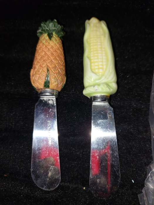A COLLECTION OF CHEESE CUTTERS SOLD AS IS