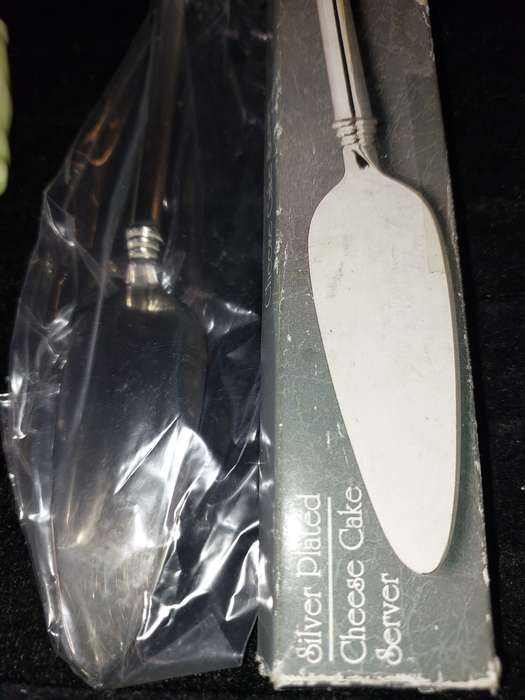 A COLLECTION OF CHEESE CUTTERS SOLD AS IS