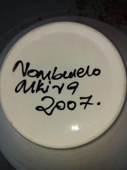 AN ETHNIC DESIGN CERAMIC PORCELAIN SERVING BOWL