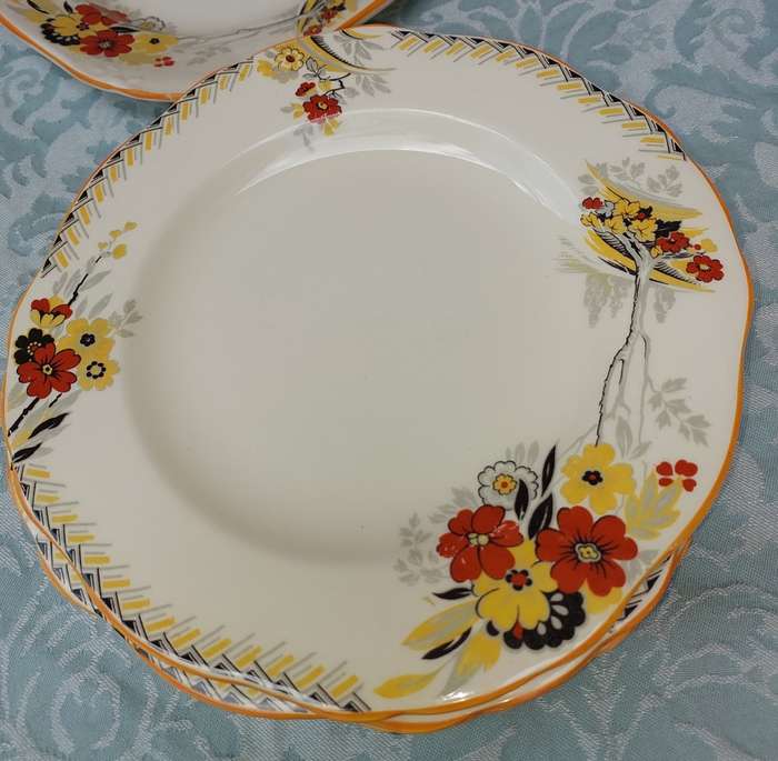 A 23 PIECE DINNER SET BURLEIGH WARE MADE IN ENGLAND