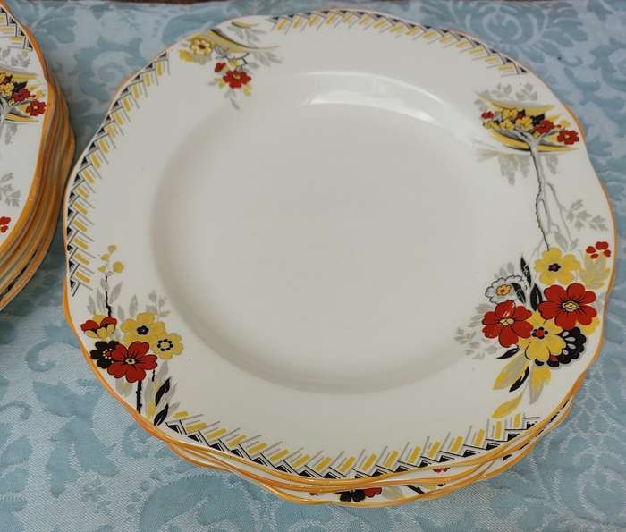 A 23 PIECE DINNER SET BURLEIGH WARE MADE IN ENGLAND