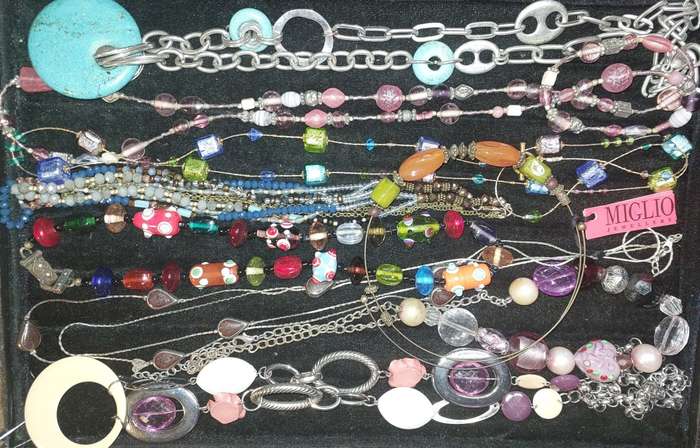 A VINTAGE COLLECTION JOB LOT COSTUME NECKLACES