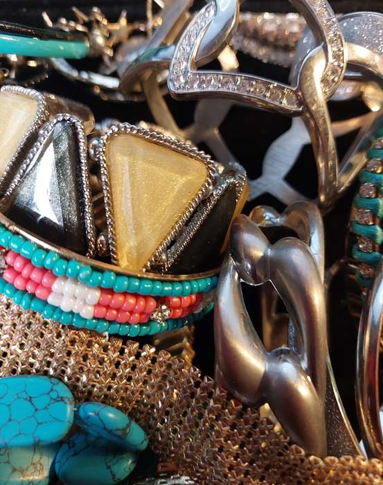 A BULK COLLECTION OF VINTAGE AND FASHION COSTUME BRACELETS AND BANGLES