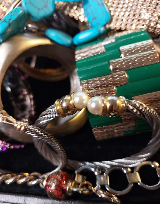 A BULK COLLECTION OF VINTAGE AND FASHION COSTUME BRACELETS AND BANGLES