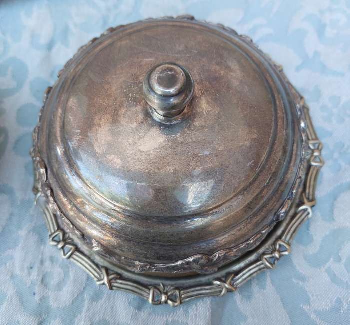 A COLLECTION OF VICTORIAN VINTAGE AND ANTIQUE SERVING TRAYS AND BOWLS