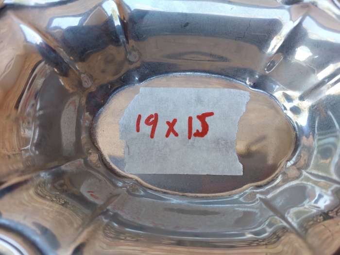 A COLLECTION OF VICTORIAN VINTAGE AND ANTIQUE SERVING TRAYS AND BOWLS