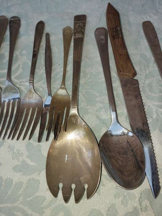 A COLLECTION OF SILVER PLATED AND STAINLESS STEEL CUTLERY