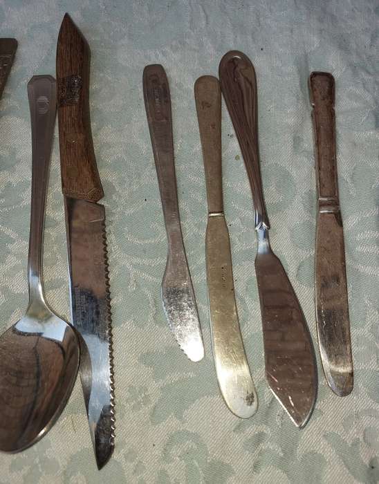A COLLECTION OF SILVER PLATED AND STAINLESS STEEL CUTLERY