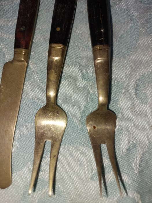 A SET OF FOUR BRASS AND WOOD KNIVES AND FORKS