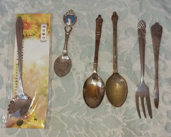 A COLLECTION OF VINTAGE CUTLERY SOLD AS IS