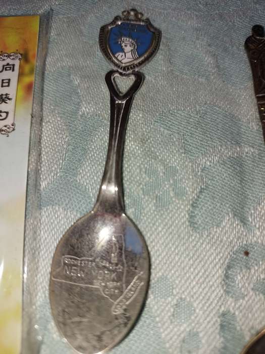 A COLLECTION OF VINTAGE CUTLERY SOLD AS IS