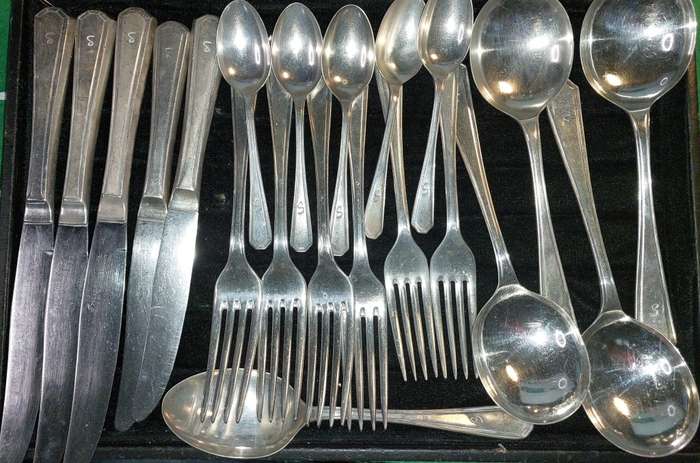A VINTAGE 21-PIECE INSIGNIA PLATE STAINLESS STEEL CUTLERY COLLECTION