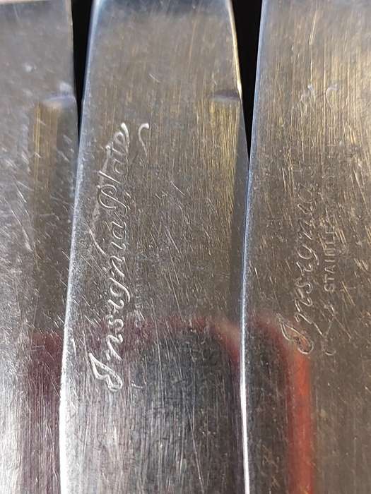 A VINTAGE 21-PIECE INSIGNIA PLATE STAINLESS STEEL CUTLERY COLLECTION