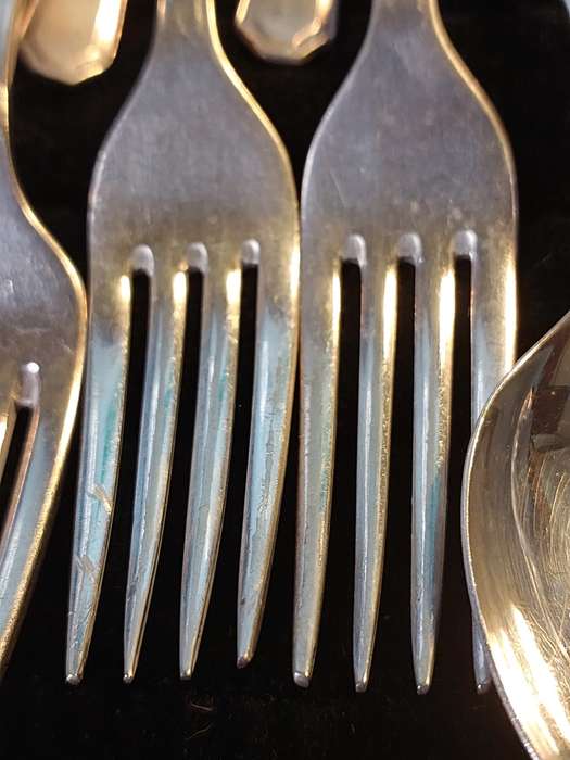 A VINTAGE 21-PIECE INSIGNIA PLATE STAINLESS STEEL CUTLERY COLLECTION