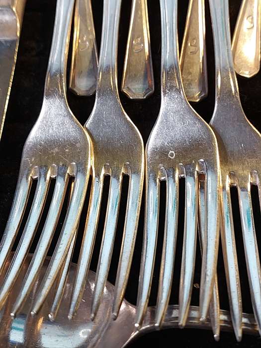 A VINTAGE 21-PIECE INSIGNIA PLATE STAINLESS STEEL CUTLERY COLLECTION