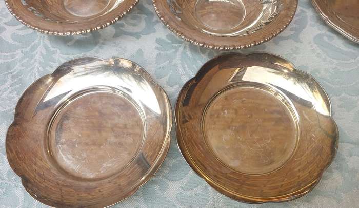A VINTAGE AND ANTIQUE COLLECTION UTENSILS