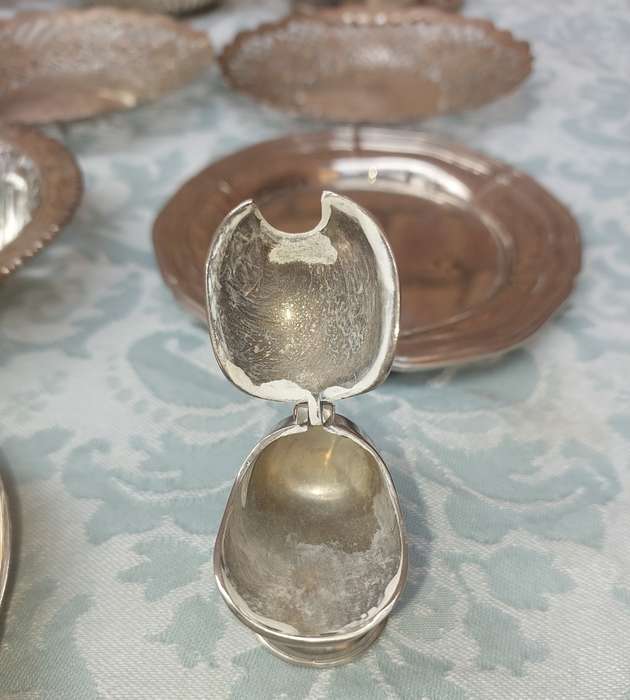 A VINTAGE AND ANTIQUE COLLECTION UTENSILS
