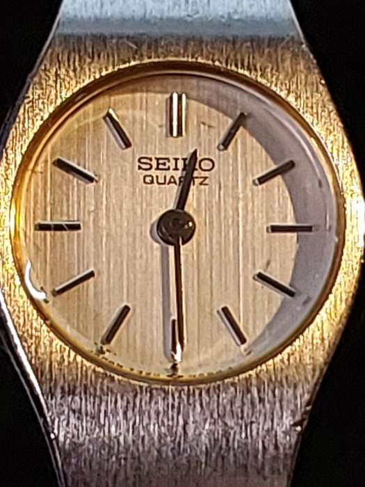 TWO VINTAGE WOMANS SEIKO QUARTZ WATCHES