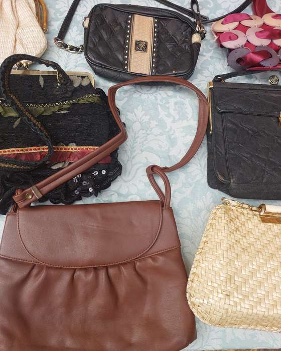 A BULK JOBLOT WOMANS HAND BAGS SOLD AS IS