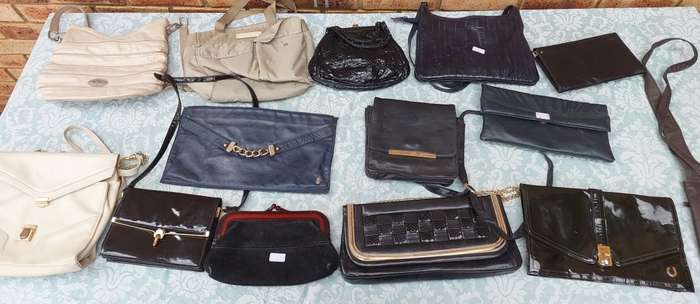 A BULK JOBLOT WOMAN`S HANDBAGS SOLD AS IS