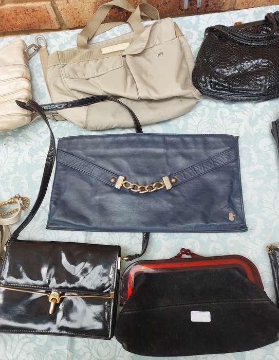 A BULK JOBLOT WOMAN`S HANDBAGS SOLD AS IS