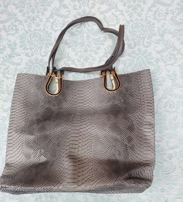 A VINTAGE JOB LOT DESIGNER WOMAN`S HANDBAGS