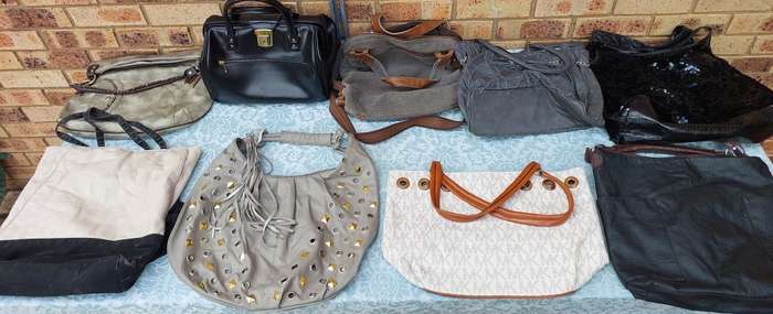 A VINTAGE JOB LOT DESIGNER COLLECTION WOMAN`S HANDBAGS