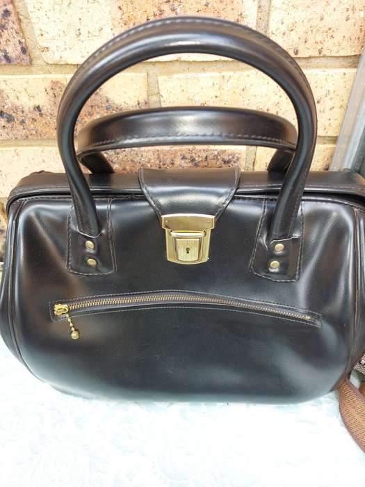 A VINTAGE JOB LOT DESIGNER COLLECTION WOMAN`S HANDBAGS