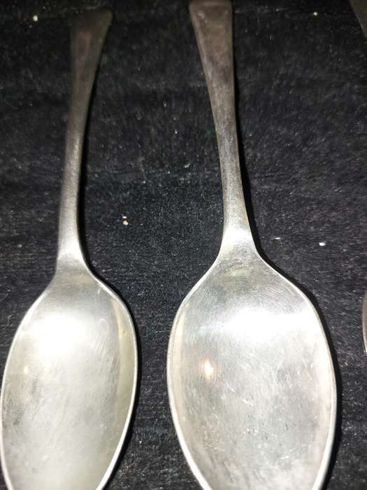 A VINTAGE COLLECTION OF QUALITY TEASPOONS