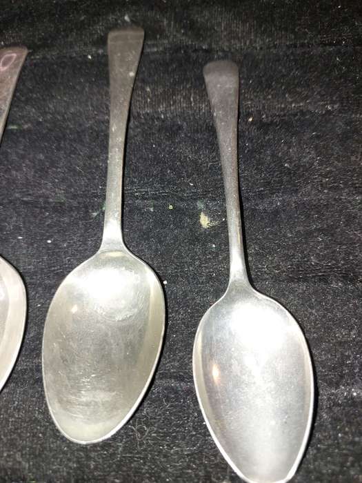A VINTAGE COLLECTION OF QUALITY TEASPOONS