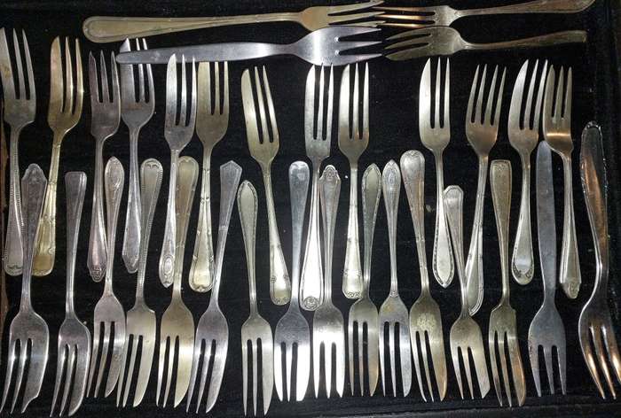 A BULK COLLECTION OF VINTAGE  DESERT FORKS