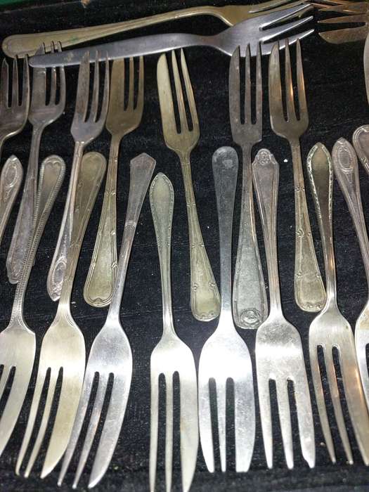 A BULK COLLECTION OF VINTAGE  DESERT FORKS