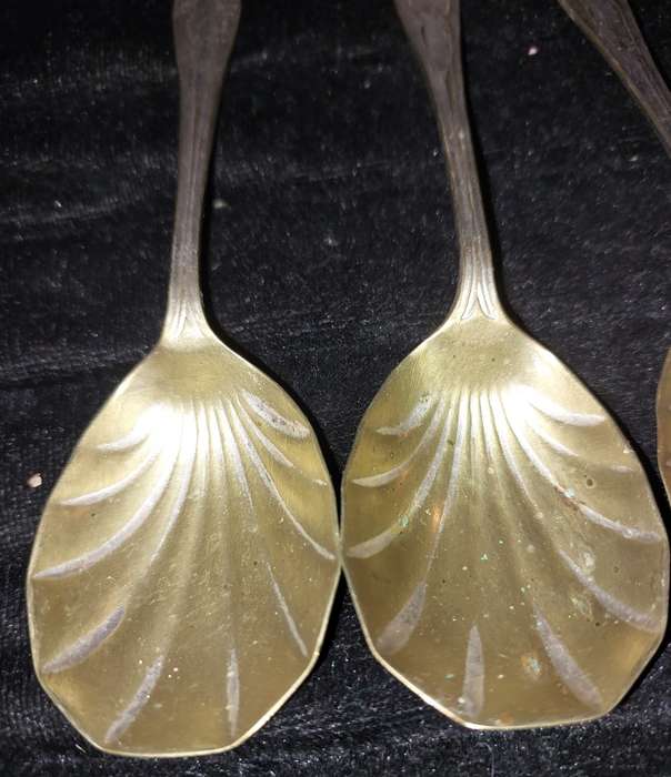 A VINTAGE SET TEASPOONS SOLD AS IS