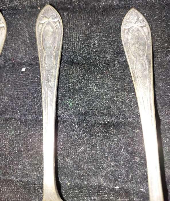 A VINTAGE SET TEASPOONS SOLD AS IS